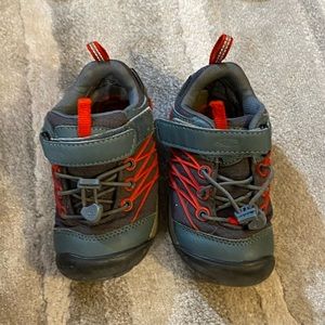 KEEN Kids Chandler Hiking Shoe, Gray and Red, size 9